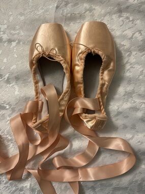 Bezioner Ballet Pointe Shoes in Pink Satin. Pre sewed on ribbon.Size:36.